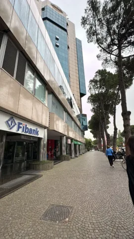 Tirane, jepet me qera zyre Kati 1, 30 m² 650 € (BULEVARDI DESHMORET E KOMBIT)