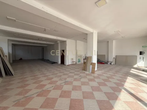 Tirane, jepet me qera ambjent biznesi Kati 1, 300 m² 2.000 € (Ministria e Jashtme)