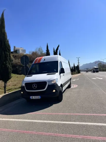 Tirane, shitet Furgon Mercedes Benz Fugon Sprinter Nafte, e bardhë automatik Klima 95.000 km 31.900 €