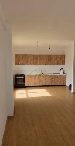 Tirane, jepet me qera zyre Kati 3, 135 m² 450 € (RRUGA 5 MAJI)