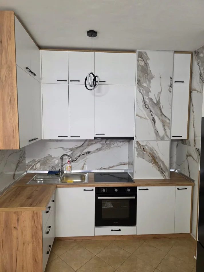 Tirane, shitet apartament 1+1 Kati 4, 148.000 € (Rruga 5 Maji)