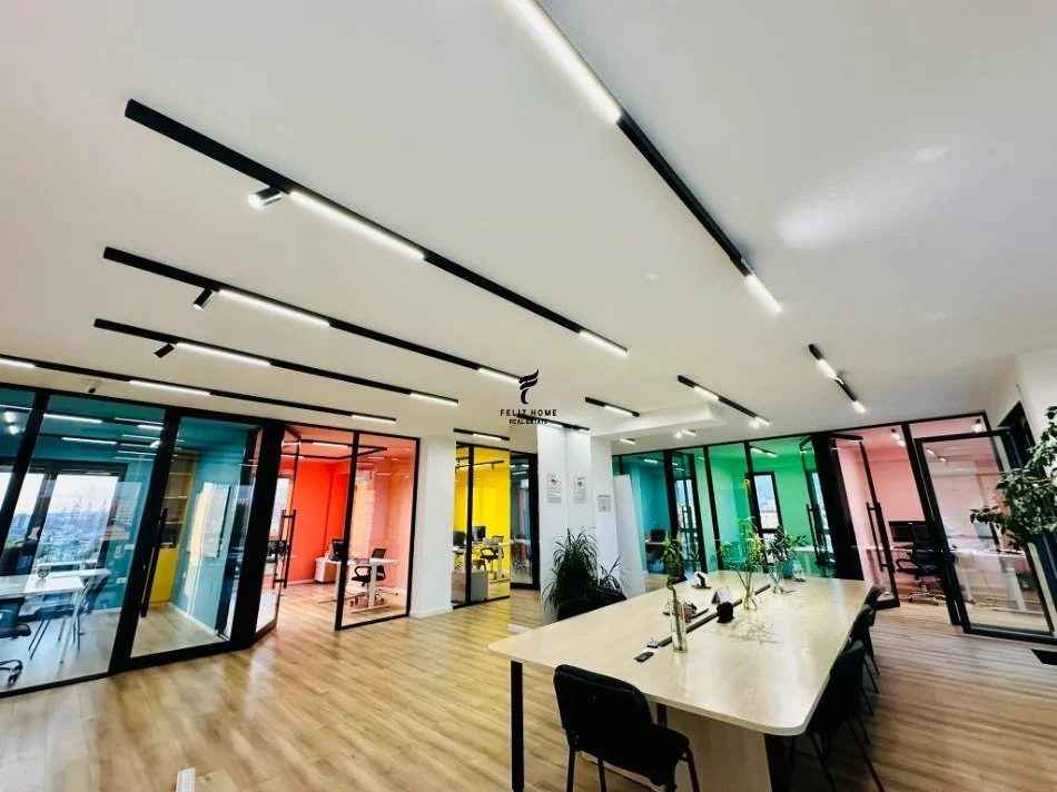 Tirane, jepet me qera zyre Kati 4, 220 m² 1.700 € (JORDAN MISJA)