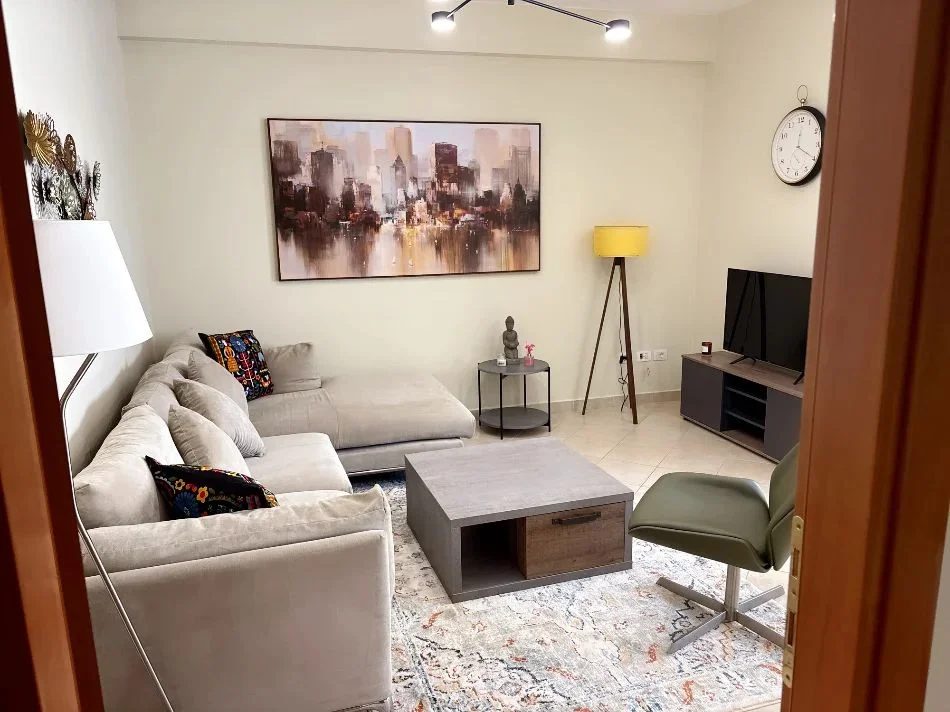 Tirane, jepet me qera apartament 1+1 Kati 4, 70 m² 600 € (KOMUNA E PARISIT)