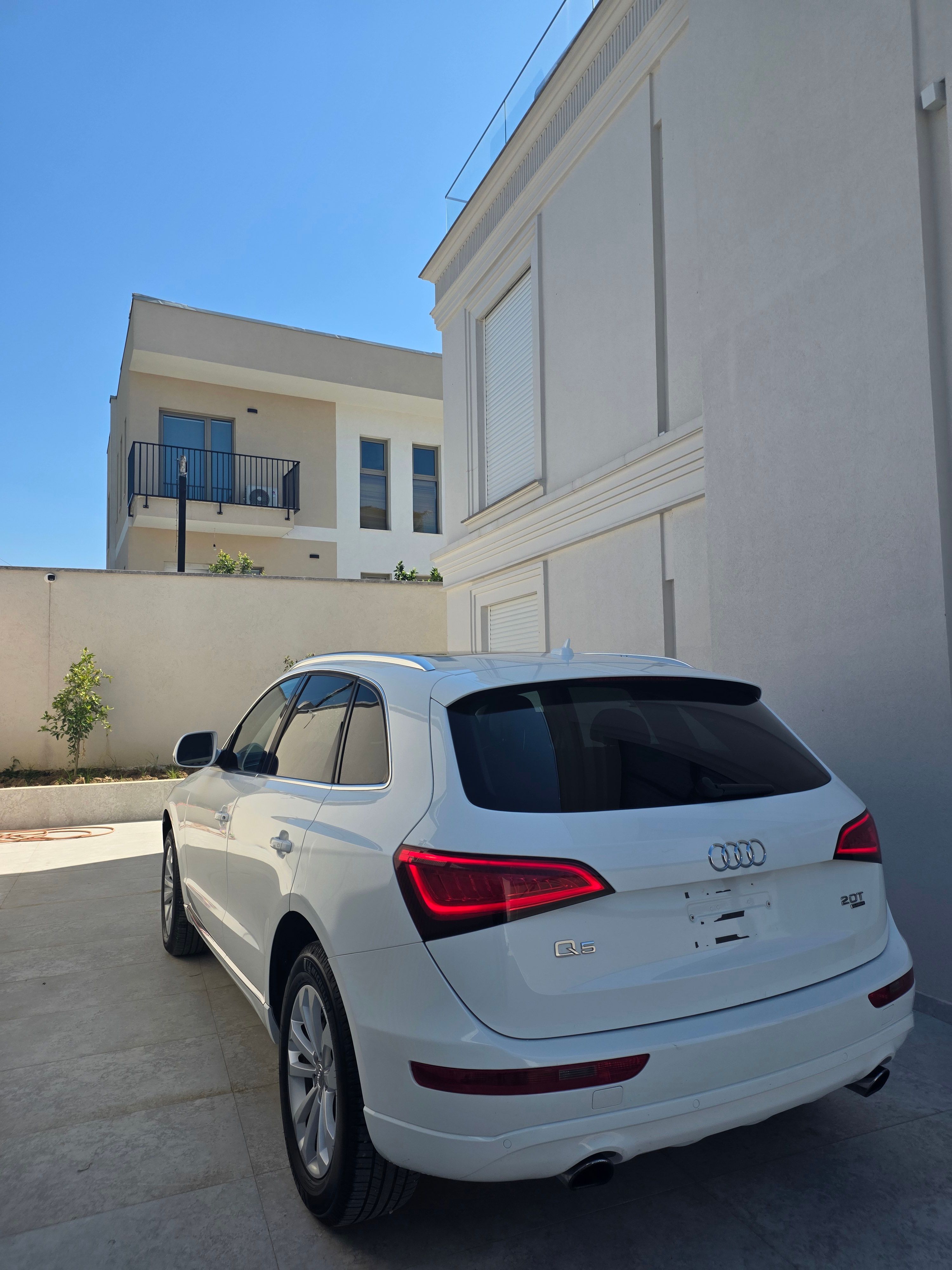 Audi q5 viti 2015 2.0 benzine mund te behet me gaz 100%, ma