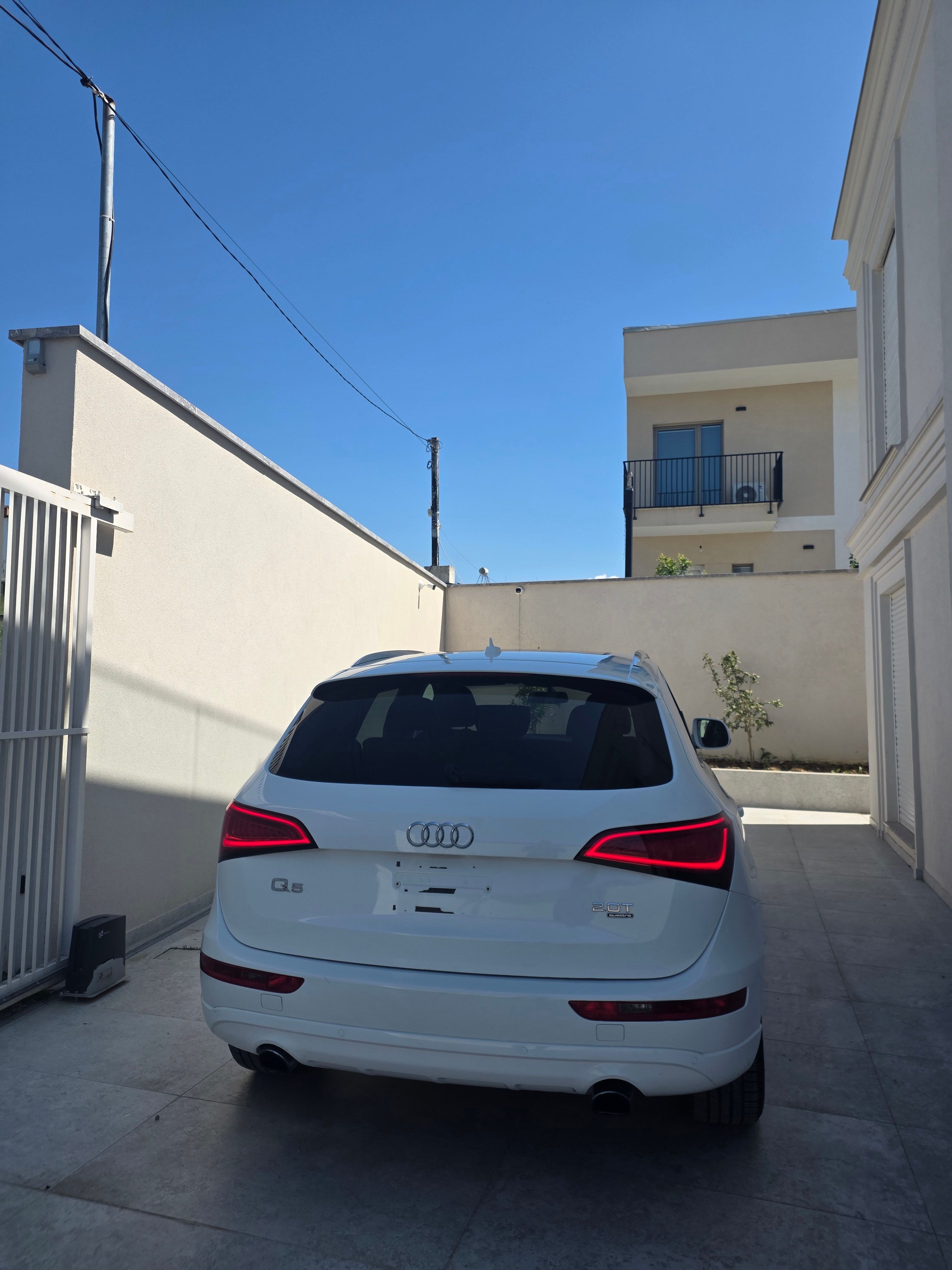 Audi q5 viti 2015 2.0 benzine mund te behet me gaz 100%, ma