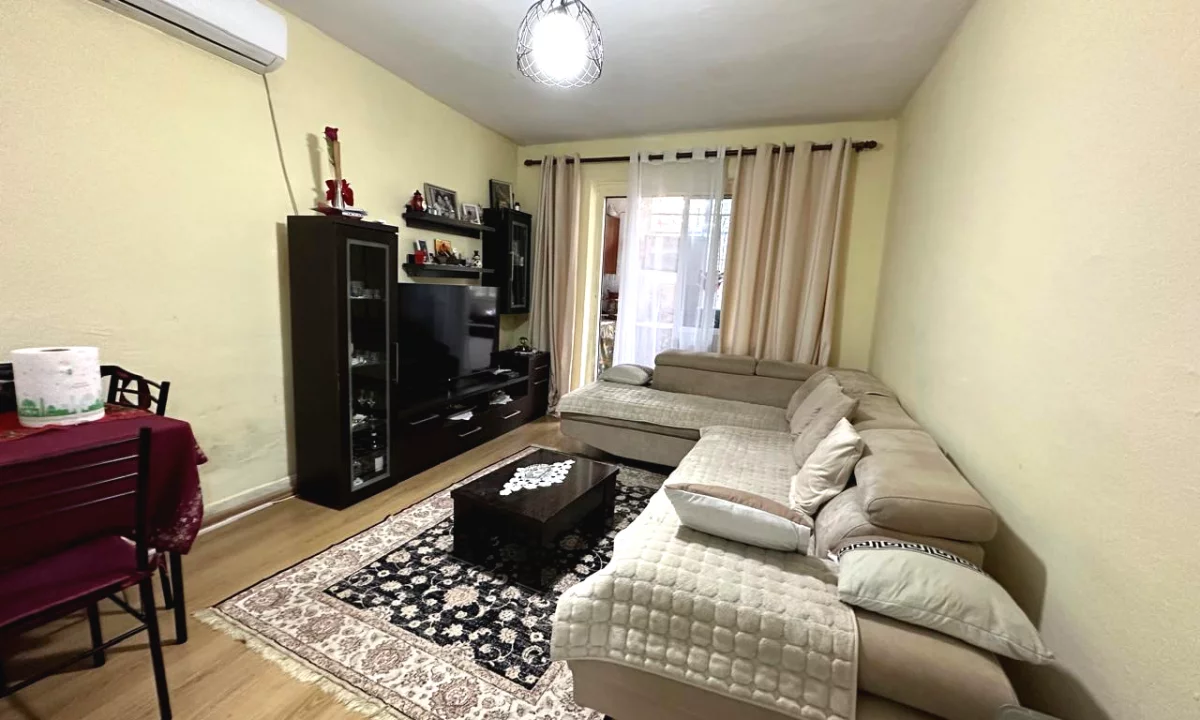 Tek Fusha e Ali Demit, shitet apartament 1+1, e mobiluar 105,000 Euro.