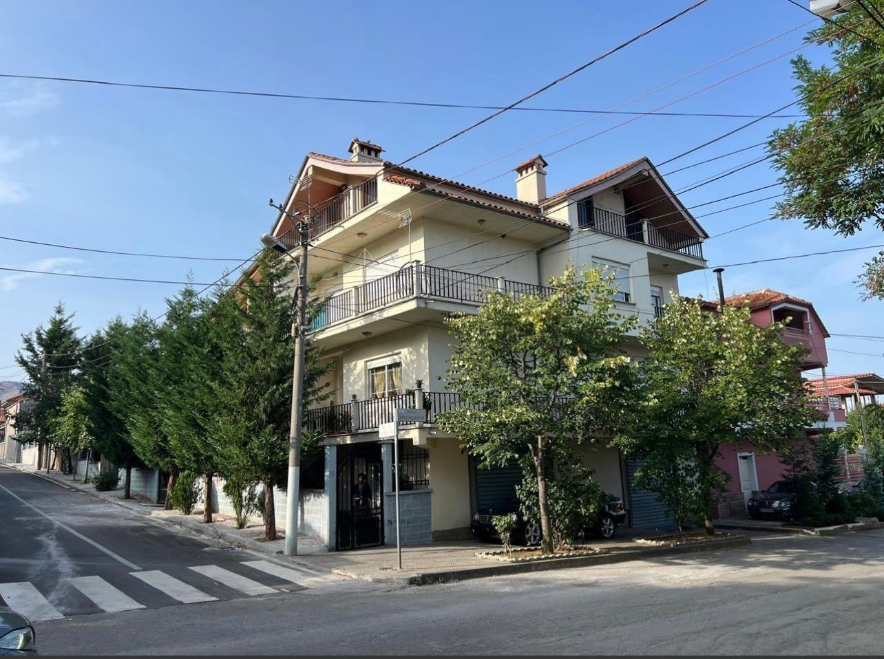 Vile 4 kate e mobiluar ne Korce